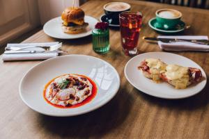 una mesa de madera con platos de comida. en The Woburn, en Woburn