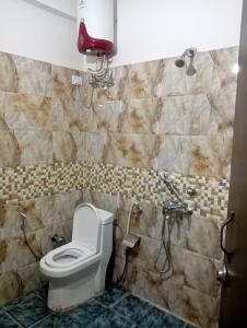 een badkamer met een toilet en een douche bij SANDAL HOMESTAY in Kasauli