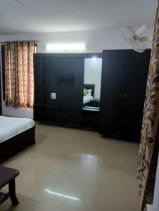 een slaapkamer met een bed en een tv in een kamer bij SANDAL HOMESTAY in Kasauli