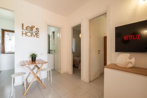 Μια τηλεόραση ή/και κέντρο ψυχαγωγίας στο Casa A'MARI [3 Min. from the Beach - Free Parking]