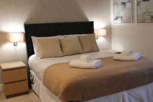 sypialnia z łóżkiem z dwoma ręcznikami w obiekcie Haven - Spacious Luxury Home perfect for families, couples and contractors! 5mins to Xscape and Junction 32! w mieście Castleford