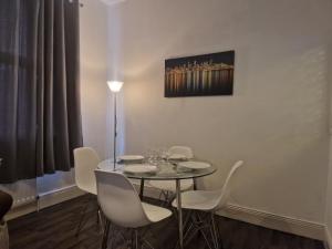 comedor con mesa y sillas blancas en Primos Place - 2 Bedroom in Ashington, en Ashington