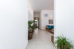 einen Flur mit Topfpflanzen und ein Wohnzimmer in der Unterkunft Villa Dulce Celestino Lanzarote in Nazaret