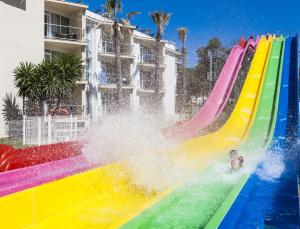 Bazén v ubytování Globales Playa Estepona nebo v jeho okolí