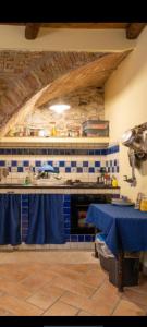 cocina con mesa y encimera azul en Casa della Nonna, en Caltavuturo