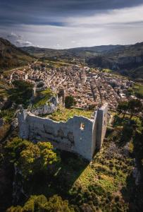 una vista aérea de un antiguo castillo en una ciudad en Casa della Nonna, en Caltavuturo