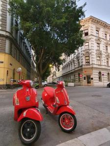 ウィーンにあるYour Sunny Home Away from Homeの通路脇に停まった赤いスクーター