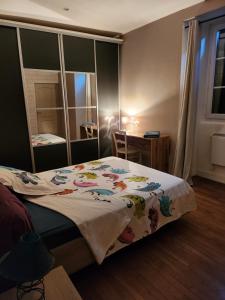 Schlafzimmer mit einem Bett, einem Tisch und einem Fenster in der Unterkunft la chambre de Jeremy in La Bachellerie