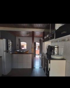 een keuken met een fornuis en een aanrechtblad bij casa temporada da Cris in Paraty