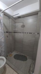 uma cabina de duche na casa de banho com WC em (3) Cuarto confortable en la mejor zona de Puebla. em Tlazcalancingo