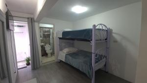 1 dormitorio con 2 literas y ventana en (3) Cuarto confortable en la mejor zona de Puebla., en Tlaxcalancingo