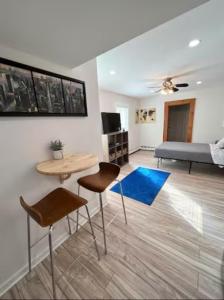 sala de estar con cama, mesa y sillas en H3 Studio Bedroom Downtown Stamford, en Stamford