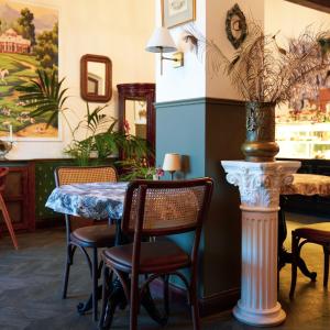 Panderma Port Hotel في بانديرما: غرفة طعام مع طاولة وكراسي