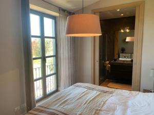 um quarto com uma cama e uma grande janela em Lake Bracciano scenic view & Rome 35 minutes away em Trevignano Romano
