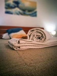 una coperta seduta sopra un letto di Blue Wave Holiday House ad Aci Castello