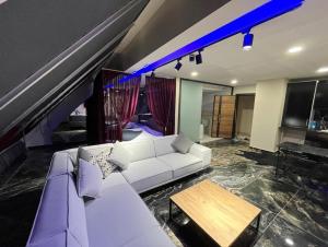 بيليكدوزو غونلوك كيراليك دايرِه في إسنيورت: غرفة معيشة مع أريكة بيضاء وطاولة