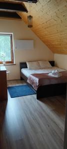 um quarto com uma cama grande e uma janela em Rajski Azyl em Lidzbark