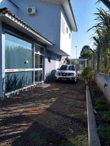 ein in der Einfahrt eines Hauses geparkt in der Unterkunft HOTEL APARECIDA in Rodeio Bonito