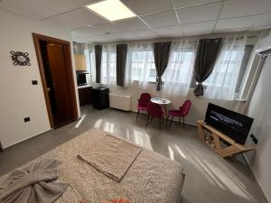 una camera con letto, tavolo e sedie di Debbies rooms 8 a Salonicco