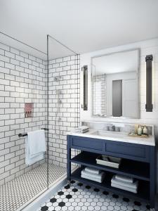 La salle de bains est pourvue d'un lavabo bleu et d'un miroir. dans l'établissement Lido House, Autograph Collection, à Newport Beach