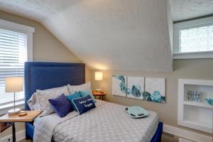 Welcoming Willoughby Home 1 Mi to Historic Dtwn في ويلوباي: غرفة نوم مع سرير بلوحة راس زرقاء
