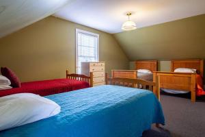 - une chambre avec 2 lits et une fenêtre dans l'établissement Saddle Beach Chesapeake Waterfront Estate w/Pool, Private Beach, à Woolford