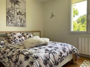 Un pat sau paturi într-o cameră la LA MAISON DES ARUMS-WIFi-JARDIN PRIVE-PROPERTY RENTAL NM