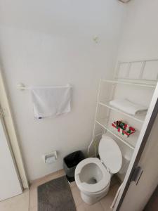 a bathroom with a white toilet and a towel at (4) cuarto IDEAL para descansar in Tlazcalancingo