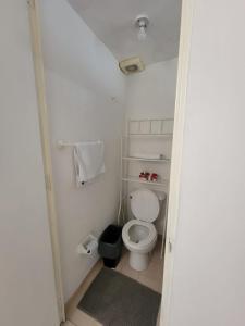 a small bathroom with a toilet in a room at (4) cuarto IDEAL para descansar in Tlazcalancingo