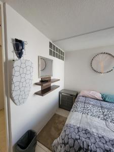 una camera da letto con un letto e uno specchio a parete di (4) cuarto IDEAL para descansar a Tlazcalancingo