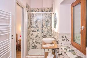 a bathroom with a shower and a sink at La Baita - Monte Amiata - in Castel del Piano