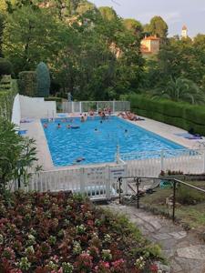 ein großer Swimmingpool mit Menschen darin in der Unterkunft Résidence de Croisset in Grasse