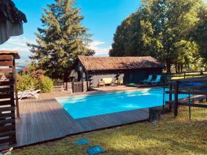 a house with a swimming pool and a cabin at Le Clos Romantic & Spa - Périgueux - Bassillac et Auberoche in Eyliac