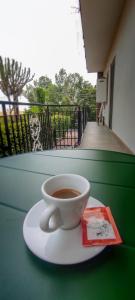 una tazza di caffè su un piatto su un tavolo di Blue Wave Holiday House ad Aci Castello