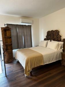 - une chambre avec un grand lit et une fenêtre dans l'établissement Bebelines inn dos, à San Miguel de Allende