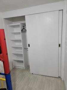 um quarto com um armário e uma porta branca em (6)Cuarto ideal para descansar. em Tlazcalancingo