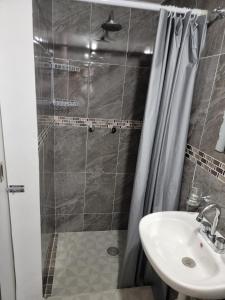 a bathroom with a shower and a sink at (6)Cuarto ideal para descansar. in Tlazcalancingo