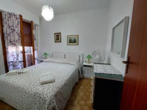 a small bedroom with a bed and a window at Appartamento al mare di Liguria e Toscana in Marina di Massa