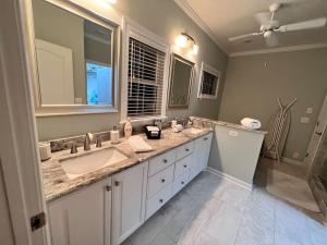 桑福德Modern 3br Lake front home的配有两个水槽和一面大镜子的浴室