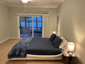 Modern 3br Lake front home客房内的一张或多张床位