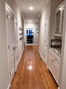 Modern 3br Lake front home的厨房或小厨房