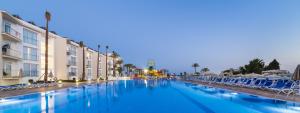 Bazén v ubytování Globales Playa Estepona nebo v jeho okolí