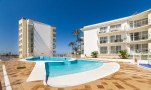 Bazén v ubytování Globales Playa Estepona nebo v jeho okolí