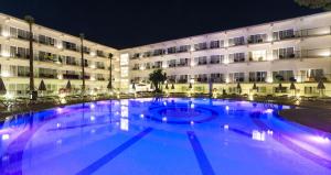 Bazén v ubytování Globales Playa Estepona nebo v jeho okolí