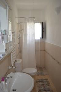 uma casa de banho com um WC, um chuveiro e um lavatório. em Antico Casale Pizzo em Palazzolo Acreide