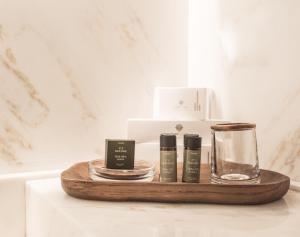 Příslušenství pro přípravu čaje a kávy v ubytování Νumi Boutique Hotel