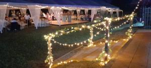 Una serie de luces en una marquesina en una boda en La Isla de los Tucanes, en Rurrenabaque