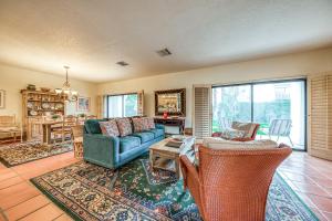 een woonkamer met een bank en een tafel bij Casa La Quinta Permit# 66,014 in La Quinta