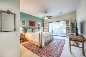 een slaapkamer met een bed en een groot raam bij Casa La Quinta Permit# 66,014 in La Quinta