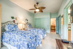 een slaapkamer met twee bedden en een plafondventilator bij Casa La Quinta Permit# 66,014 in La Quinta +31 foto's